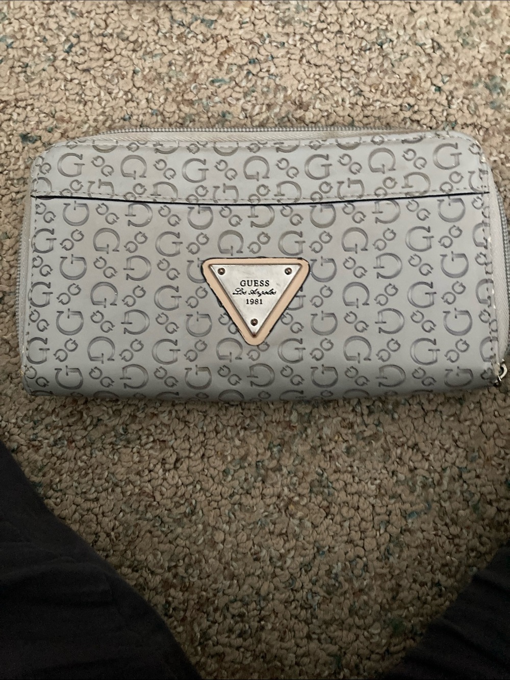 Guess wallet zipped